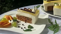 Jablečno-mrkvový moučník s ořechy a krémem