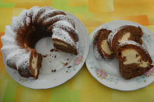 Kakaová bábovka s tvarohem - na řezu + porce