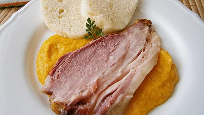 Křenová omáčka z Hokkaido dýně s uzeným masem