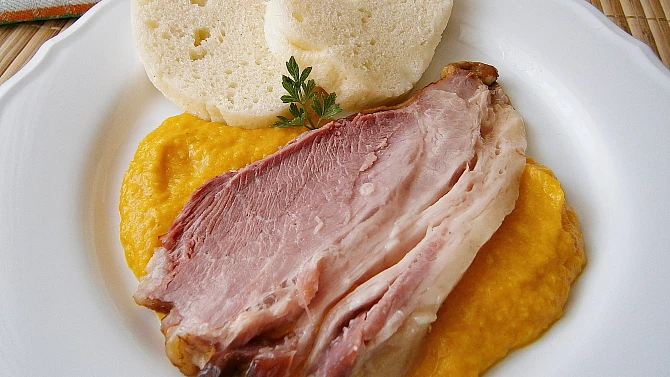 Křenová omáčka z Hokkaido dýně s uzeným masem