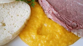 Křenová omáčka z Hokkaido dýně s uzeným masem
