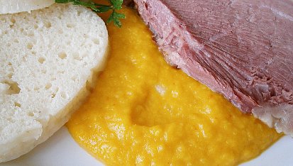 Křenová omáčka z Hokkaido dýně s uzeným masem