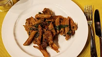 Kuřecí kousky se sušenými rajčaty, špenátem a penne