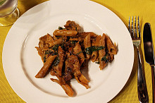 Kuřecí kousky se sušenými rajčaty, špenátem a penne