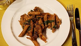 Kuřecí kousky se sušenými rajčaty, špenátem a penne