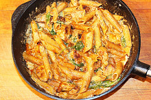 Kuřecí kousky se sušenými rajčaty, špenátem a penne