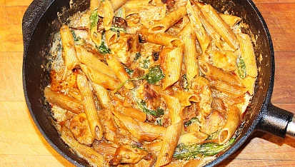 Kuřecí kousky se sušenými rajčaty, špenátem a penne, Kuřecí kousky se sušenými rajčaty, špenátem a penne