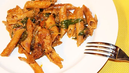 Kuřecí kousky se sušenými rajčaty, špenátem a penne, Kuřecí kousky se sušenými rajčaty, špenátem a penne
