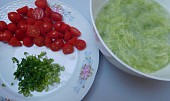 Okurkovo-rajčatový salát (Okurkovo-rajčatový salát - příprava zeleniny)