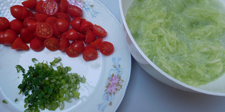 Okurkovo-rajčatový salát (Okurkovo-rajčatový salát - příprava zeleniny)