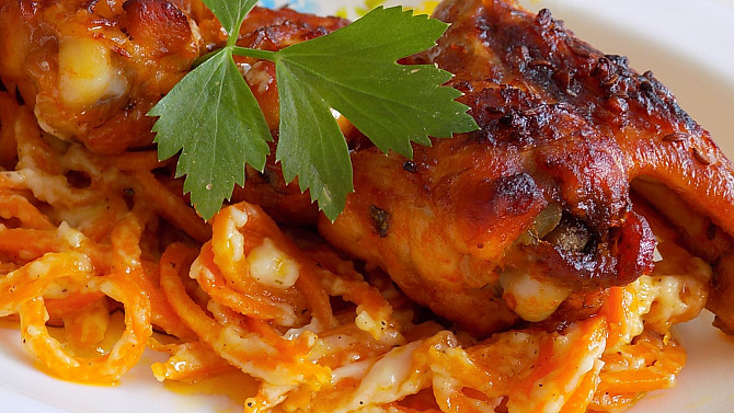 Pikantní kuřecí křídla s mrkvovými špagetami a brynzou