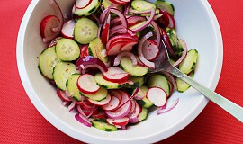 Ředkvičkový salát s okurkou a červenou cibulí