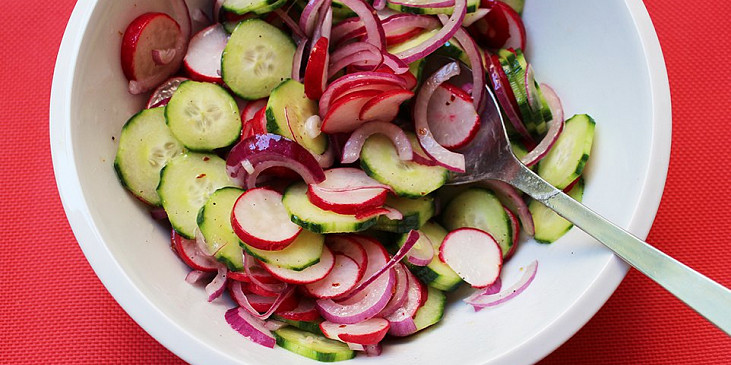 Ředkvičkový salát s okurkou a červenou cibulí (Ředkvičkový salát s okurkou a červenou cibulí)