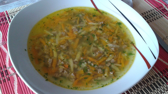 Rychlá mrkvová polévka s játrovým drobením