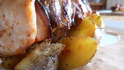 Selské ražniči s rozmarýnovými brambůrky a chilli omáčkou