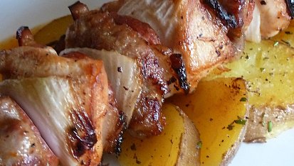 Selské ražniči s rozmarýnovými brambůrky a chilli omáčkou