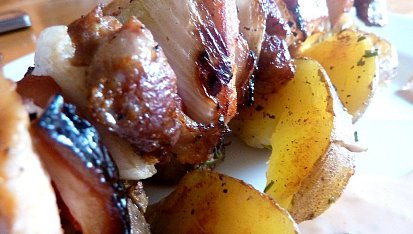 Selské ražniči s rozmarýnovými brambůrky a chilli omáčkou