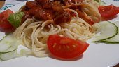 Špagety s omáčkou z rajčat, mletého masa a okurek