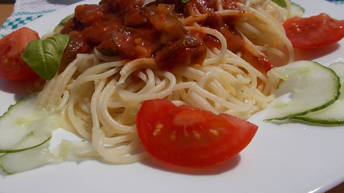 Špagety s omáčkou z rajčat, mletého masa a okurek