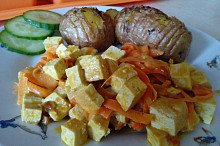 Tofu směs s mrkví a pečené brambory