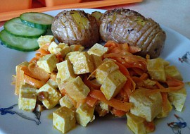 Tofu směs s mrkví a pečenými brambory (Tofu směs s mrkví a pečené brambory)