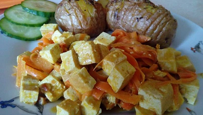Tofu směs s mrkví a pečenými brambory, Tofu směs s mrkví a pečené brambory