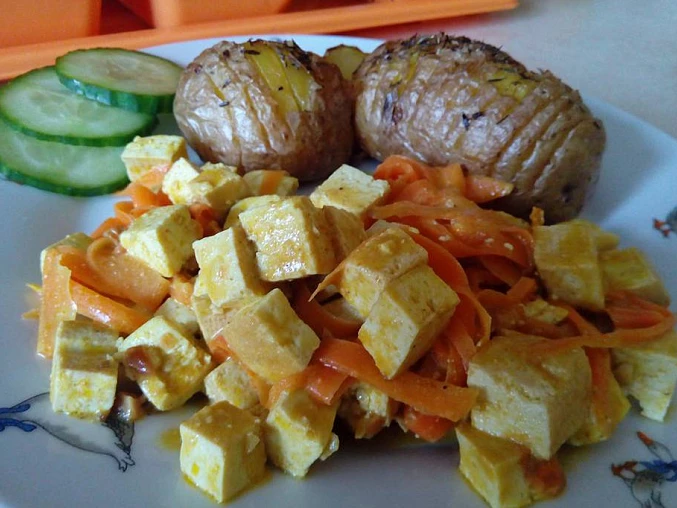 Tofu směs s mrkví a pečenými brambory, Tofu směs s mrkví a pečené brambory