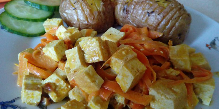 Tofu směs s mrkví a pečenými brambory (Tofu směs s mrkví a pečené brambory)