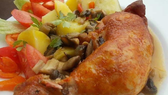 Uzená kuřecí stehna na červené cibuli se žampiony