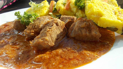 Vepřová plec na pivě a divokém koření s domácím knedlíkem