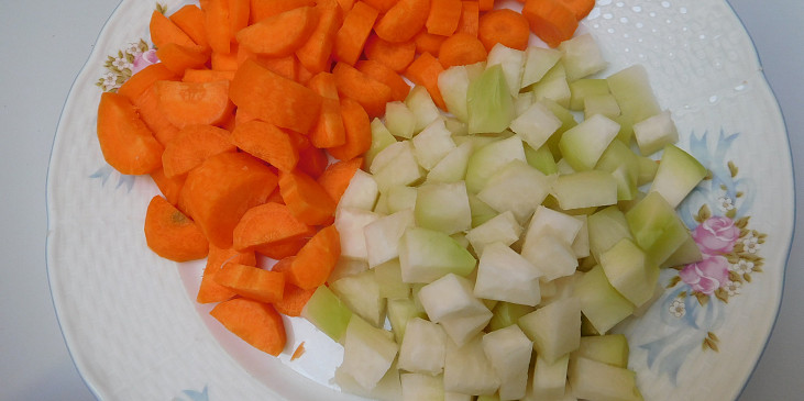 Zeleninová polévka s vajíčkem a nudlemi (Zeleninová polévka -mrkev a kedlubna)