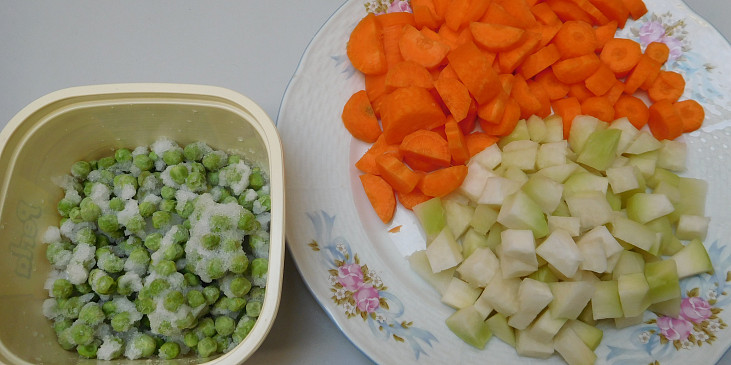 Zeleninová polévka s vajíčkem a nudlemi (Zeleninová polévka - připravená zelenina)