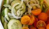 Zeleninový salát s bryndzou