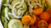 Zeleninový salát s bryndzou