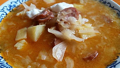 Zelnačka z hlávkového zelí s klobásou