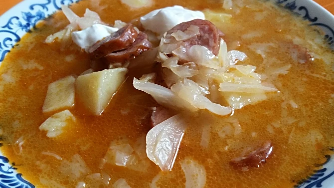 Zelnačka z hlávkového zelí s klobásou