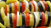 Brambory zapečené s lilkem, cibulí a rajčaty