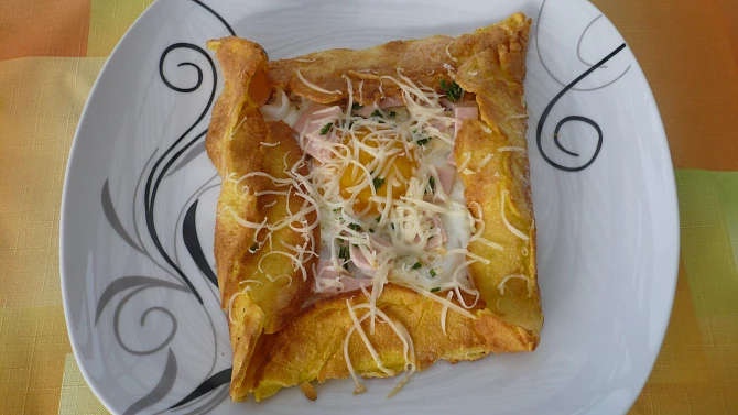 Bretaňské galettes, plněné vejcem, šunkou a sýrem