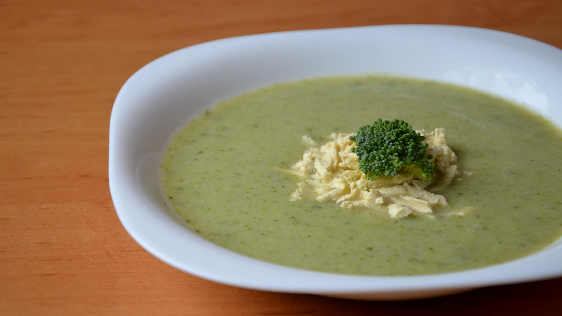 Brokolicová polévka bez zahuštění s tofu nudlemi
