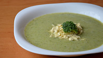 Brokolicová polévka bez zahuštění s tofu nudlemi
