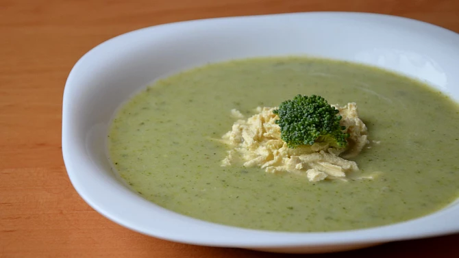 Brokolicová polévka bez zahuštění s tofu nudlemi