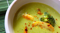 Brokolicová polévka s kokosovým mlékem a restovanými žampiony