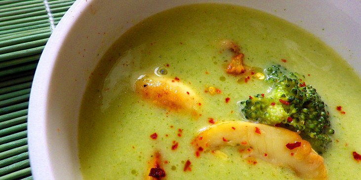 Brokolicová polévka s kokosovým mlékem a restovanými žampiony