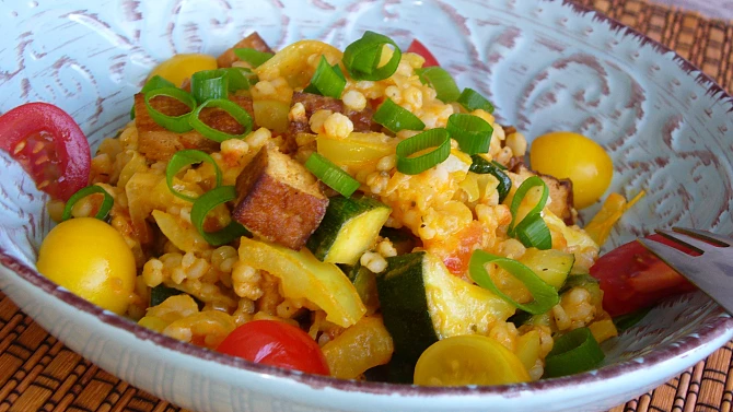 Čirok se zeleninou a tofu