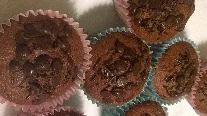 Čokoládové muffiny s čokoládovou posypkou