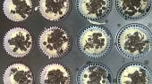 Čokoládové muffiny s čokoládovou posypkou