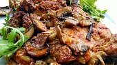 Krkovice na houbách se šťouchaným cuketovým bramborem