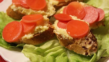 Pikantní nakládané ředkvičky, Pikantní nakládané ředkvičky na bagetě s česnekovou pomazánkou