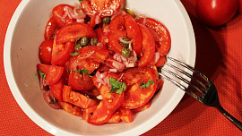 Rajčatový salát s kapary