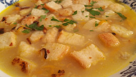 Rybí polévka s česneko-cibulovými krutony